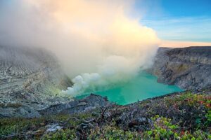 kawah ijen tempat bulan madu romantis dan murah