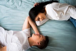 Tips Hubungan Intim Agar Tidak Bosan menciptakan suasana romntis