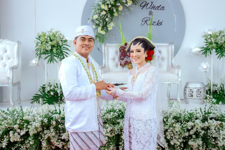 Pemasangan cincin nikah - Manten Jawa