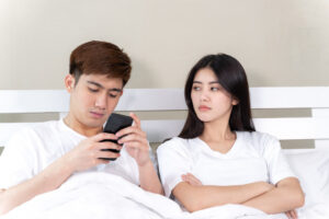 Istri yang sedang memperhatikan suaminya - cara mengetahui suami main judi slot online