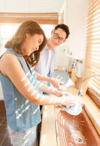 Membantu istri mencuci piring - Istri Ngambek