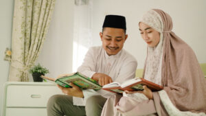 Pasangan suami istri yang sedang membaca al qur'an - Apakah Suami Menanggung Dosa Istri