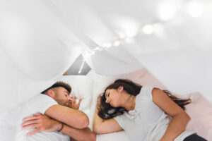 Pasangan tertidur - Gaya Saat Berhubungan Agar Tidak Hamil
