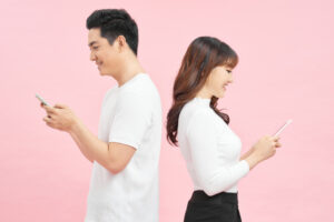 Sepasang kekasih mengirim Pesan romantis - Aplikasi Chat Untuk Selingkuh