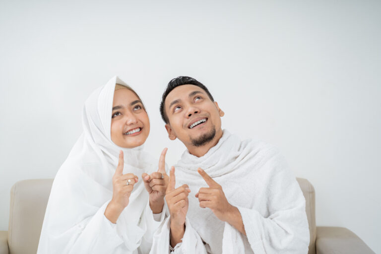 Suami istri tersenyum ramah - Apakah Suami Menanggung Dosa Istri
