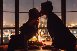 memanjakan dengan makan malam romantis - Apa yang Dilakukan Laki-laki saat Malam Pertama