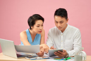 Sepasang suami istri ang sedang mengatur keuangan - Contoh Tabel Perencanaan Keuangan Keluarga