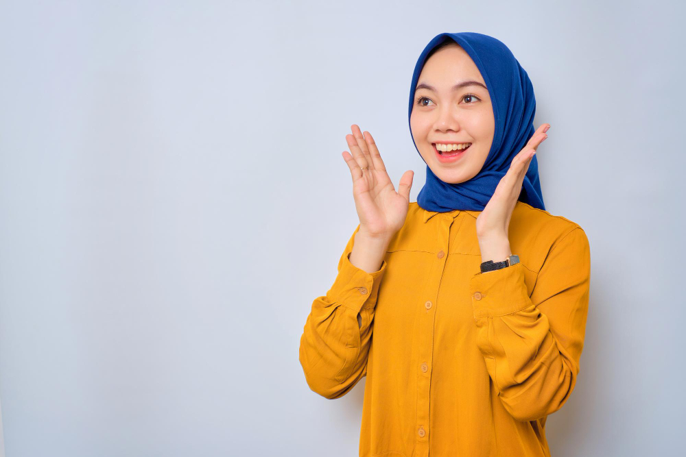 wanita sedang tersenyum - Memuaskan Suami Saat Istri Haid dalam Islam