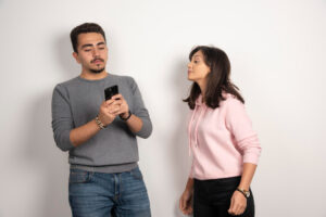Pasangan curiga - Cara Mengetahui Pacar Selingkuh di WA Tanpa Aplikasi